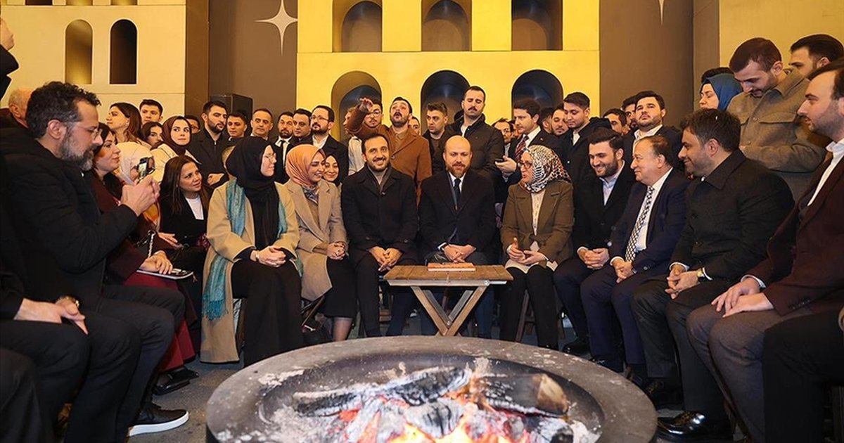 Bilal Erdoğan'dan AK Parti İstanbul İl Başkanlığı önünde ziyaret