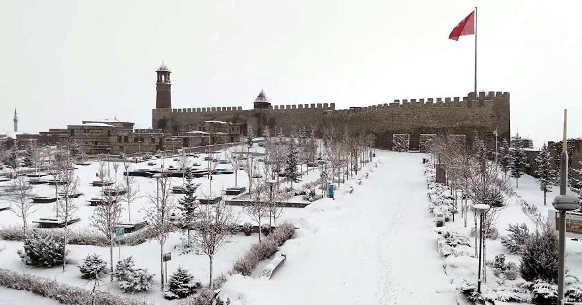 Erzurum'da rekor kar yağışı