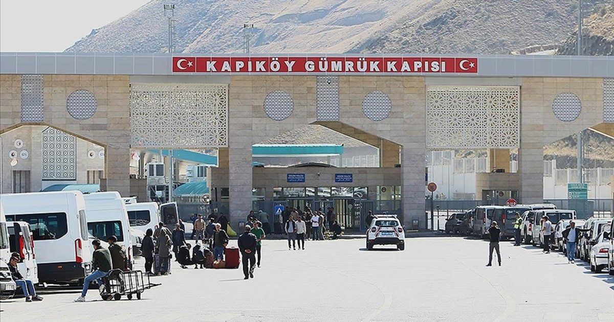 Türkiye-İran sınırındaki gümrük kapılarında yolcu geçişi durduruldu