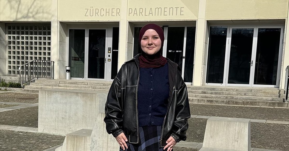 Zürih Belediye Meclisi'ne seçilen ilk başörtülü üye Vera Çelik