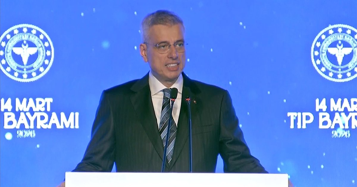 Sağlık Bakanı Memişoğlu'ndan sağlık çalışanlarına övgü