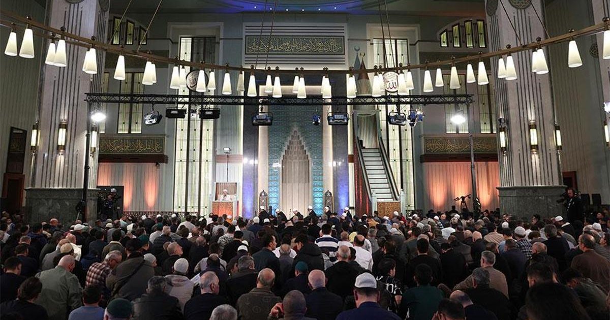 Kadir Gecesi'nde özel yayın: Dualar ve salavatlar edildi