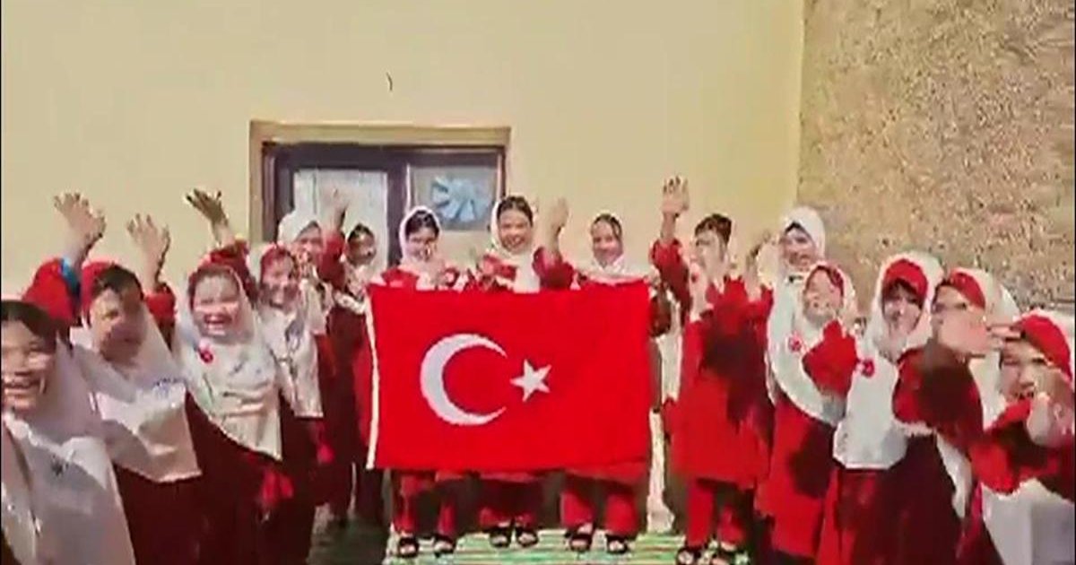Bahçeli'den Afganistan'daki yetim çocuklara bayram hediyesi