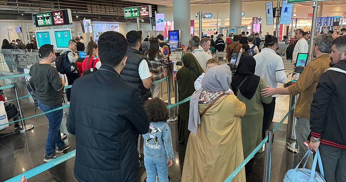 İstanbul havalimanlarında tatil dönüşü yoğunluğu