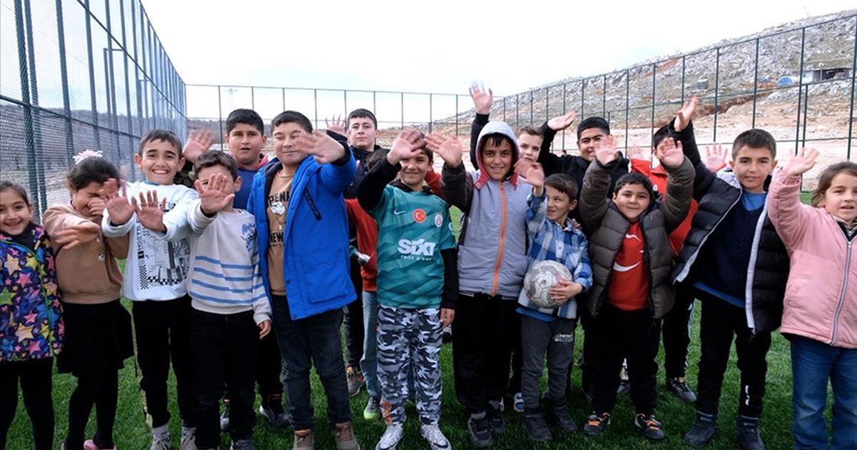 Bakan Kurum'dan Adıyaman'daki depremzede çocuklara halı saha hediyesi