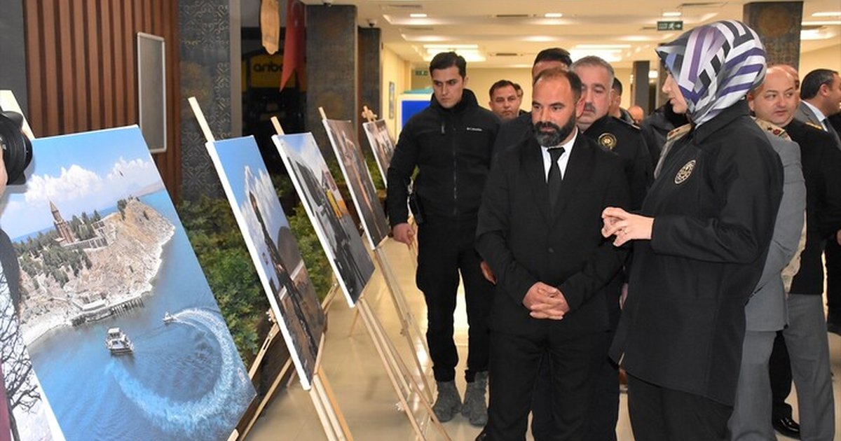 İçişleri Bakan Yardımcısı Yiğitbaşı, Van'da fotoğraf sergisi açtı