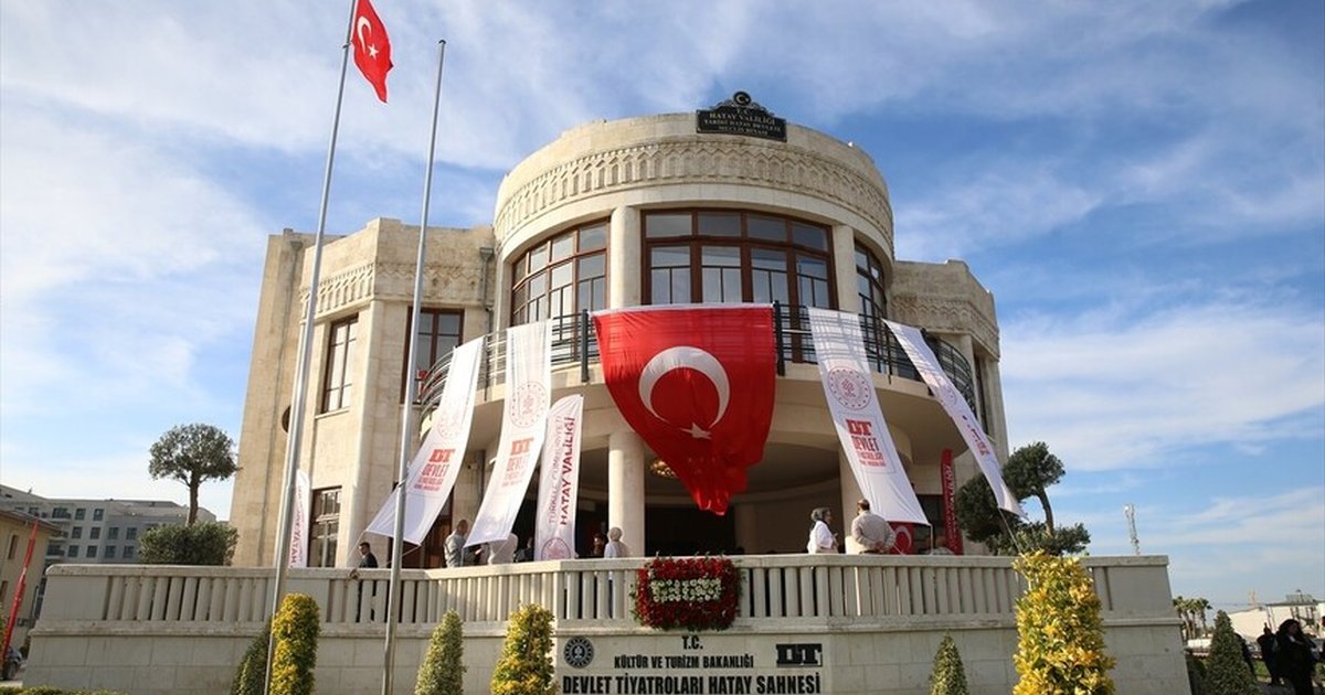 Hatay Devlet Tiyatroları meclis binasında perdelerini açtı