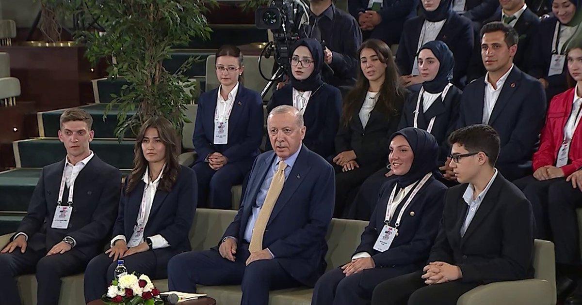Cumhurbaşkanı Erdoğan: Sosyal medya gençliğin en büyük sorunu