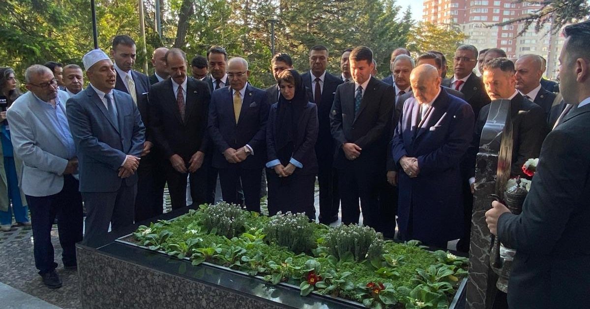 Bahçeli'den Türkeş'in mezarına ziyaret