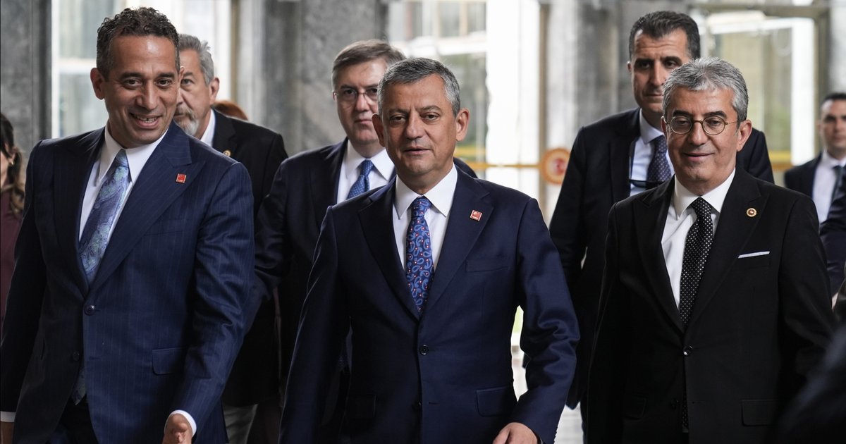 Özgür Özel'den CHP Genel Merkez'e teslimat