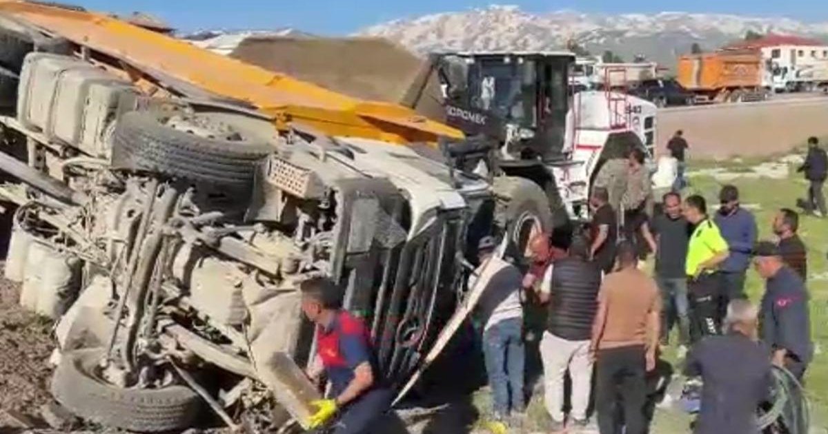 Hakkari'de Minibüs-Kamyon Çarpışması: 2 Ölü
