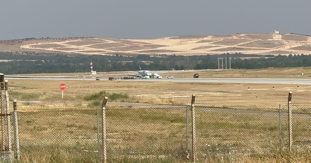 Gaziantep Havalimanı'nda yolcu uçağının lastiği patladı