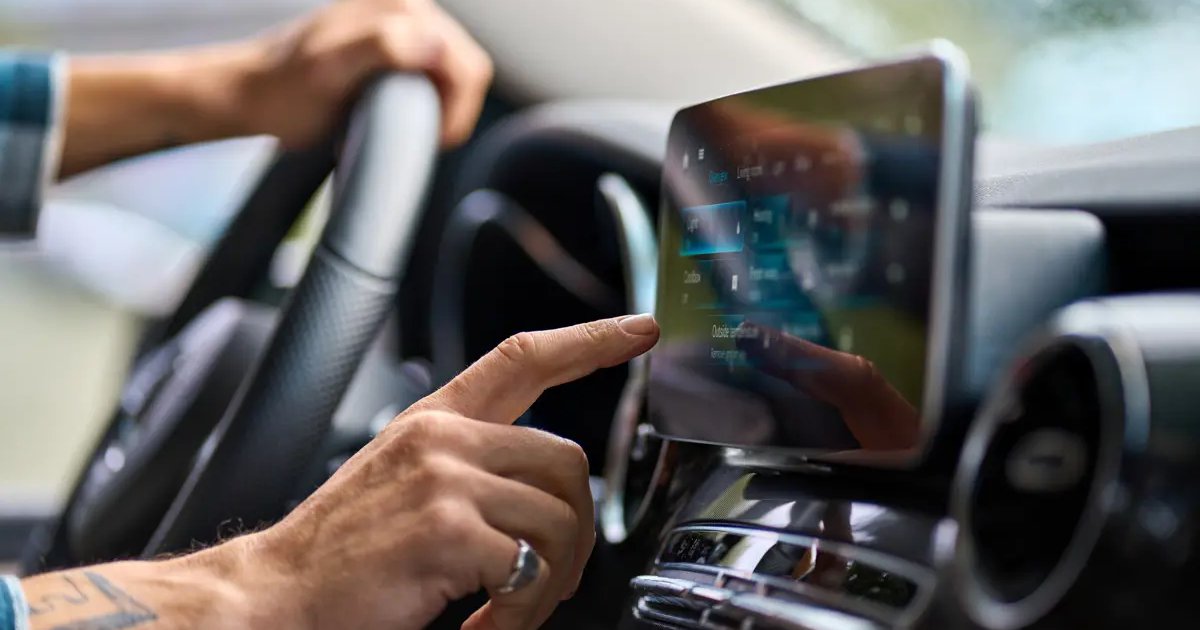 Yeni Trafik Yönetmeliğiyle Araçlarda Telefon Tutucu ve Multimedya Ekranlar Serbest Olacak