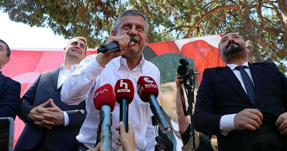 Özgür Özel'den İzmir'de yeni parti sinyali