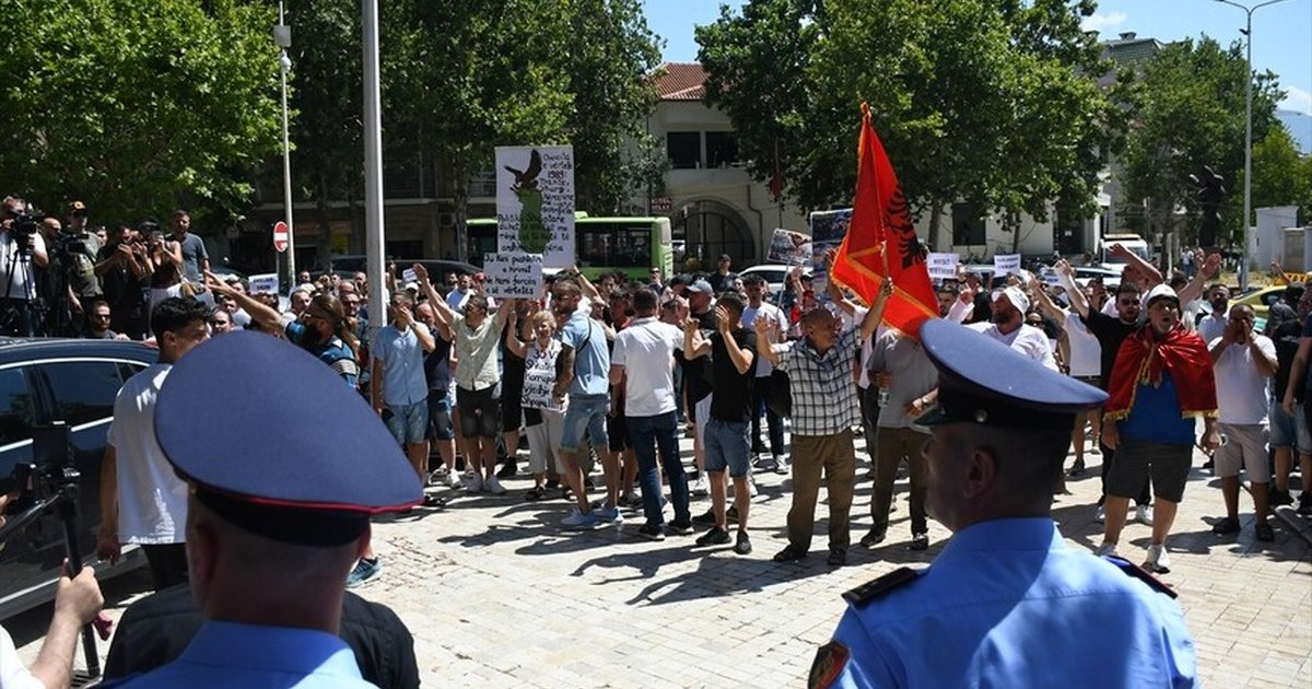 Arnavutluk'ta turizm projelerine karşı gösteri