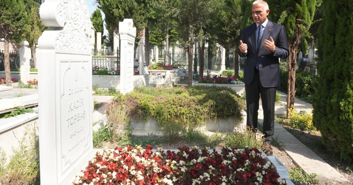 Bakan Ersoy Fatih Külliyesi Haziresi'ni ziyaret etti