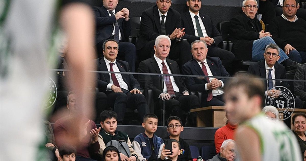 Gençlik ve Spor Bakanı Bak, Basketbol Türkiye Birinciliği finallerini izledi
