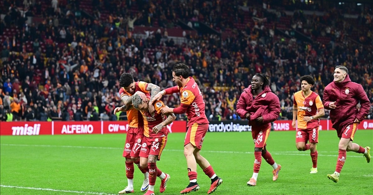 Galatasaray, Fenerbahçe ile puan farkını kapatıyor