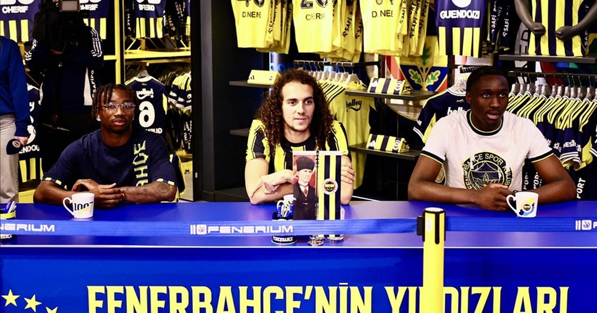 Fenerbahçeli futbolcular taraftarlarla buluştu