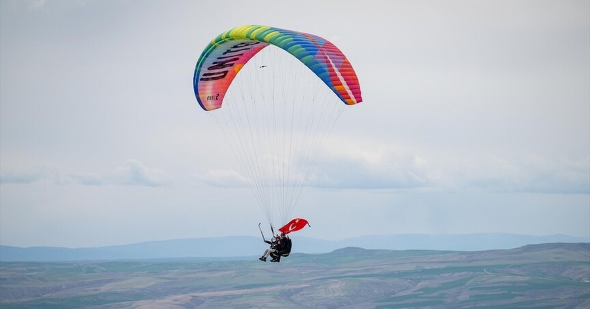 Polis Haftası'na özel yamaç paraşütü uçuşu