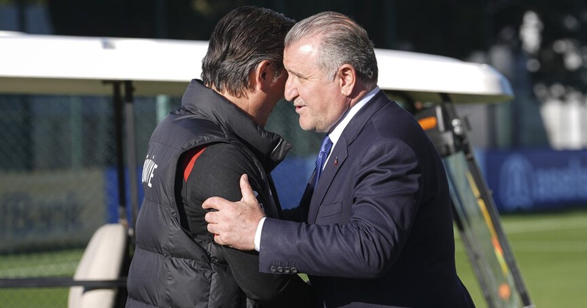 Bakan Bak, A Milli Futbol Takımı'nı ziyaret etti