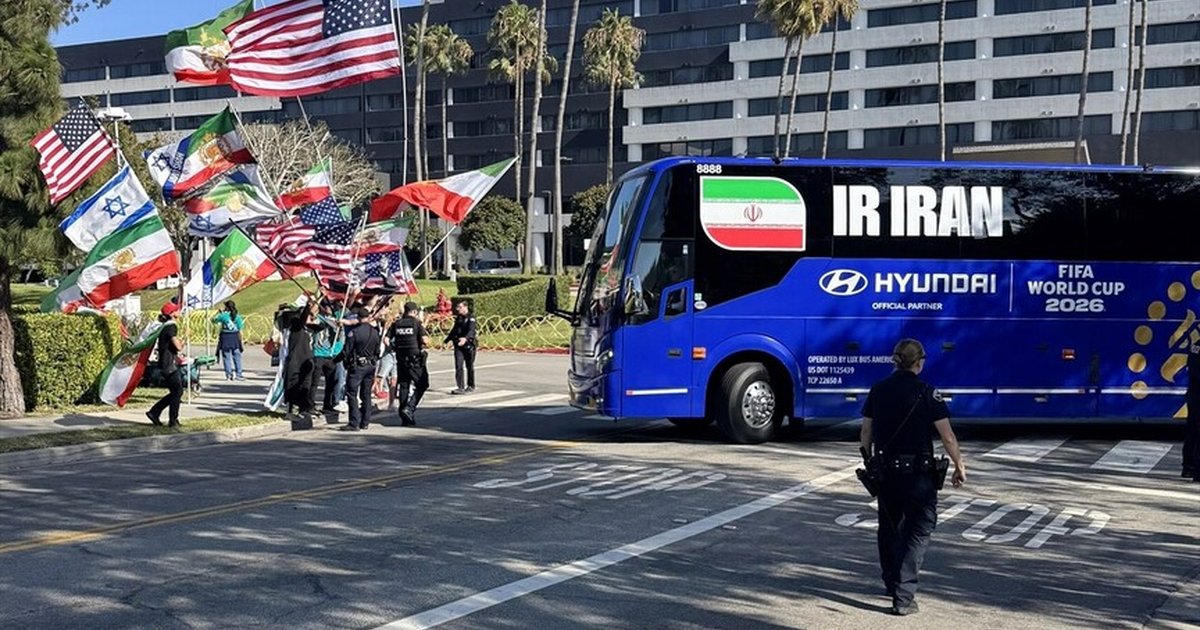 İran Milli Futbol Takımı Los Angeles'ta protesto edildi