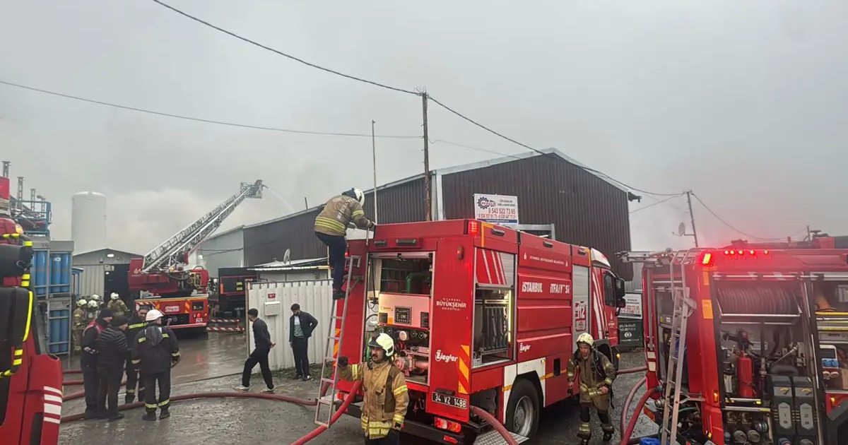 Eyüpsultan'da üç işyerinde çıkan yangın kontrol altına alındı