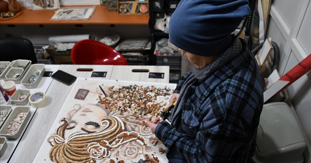 54 yaşındaki kadın, mozaik eserler üretiyor