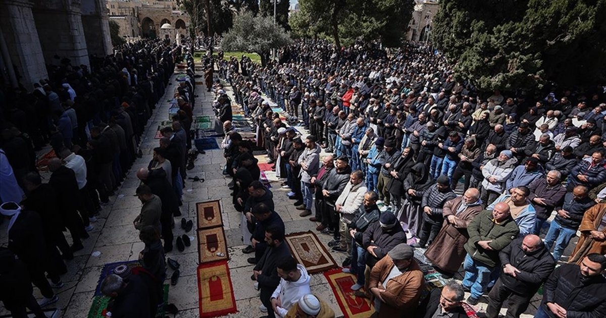 Filistinliler Mescid-i Aksa'da namaz kıldı