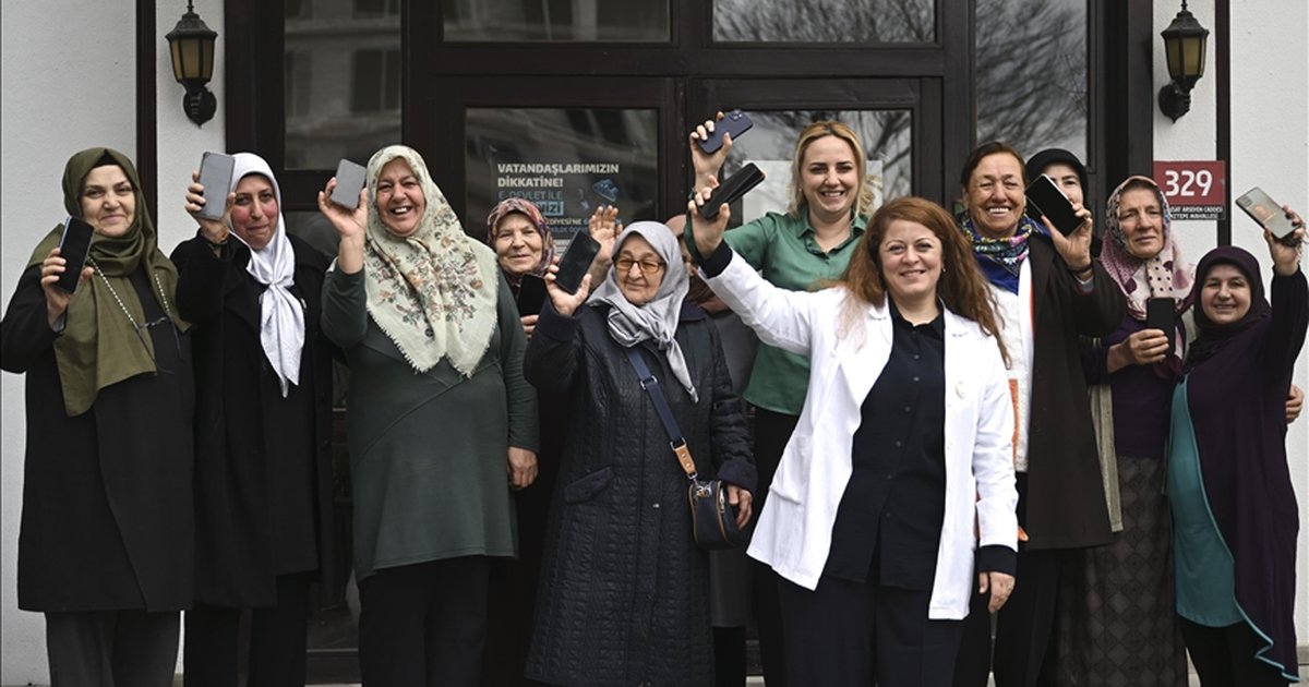 Ankara'da kadınlar akıllı telefon eğitimi alıyor