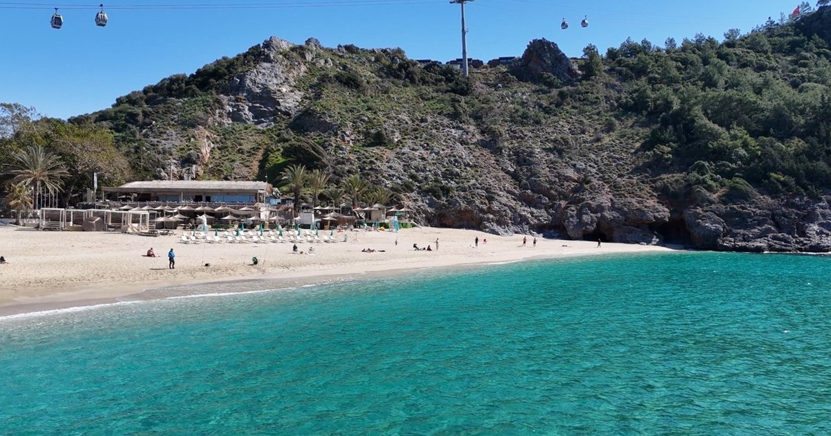 Alanya'da sıcak hava Kleopatra Plajı'na akın etti