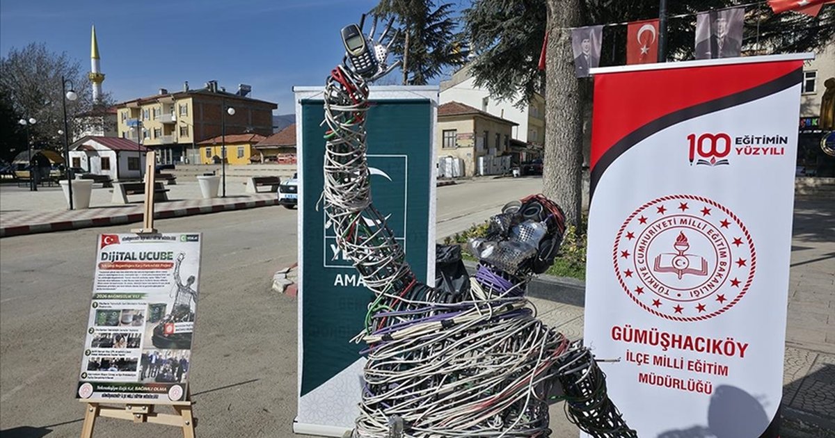 Atık elektronik malzemelerden Dijital Ucube heykeli