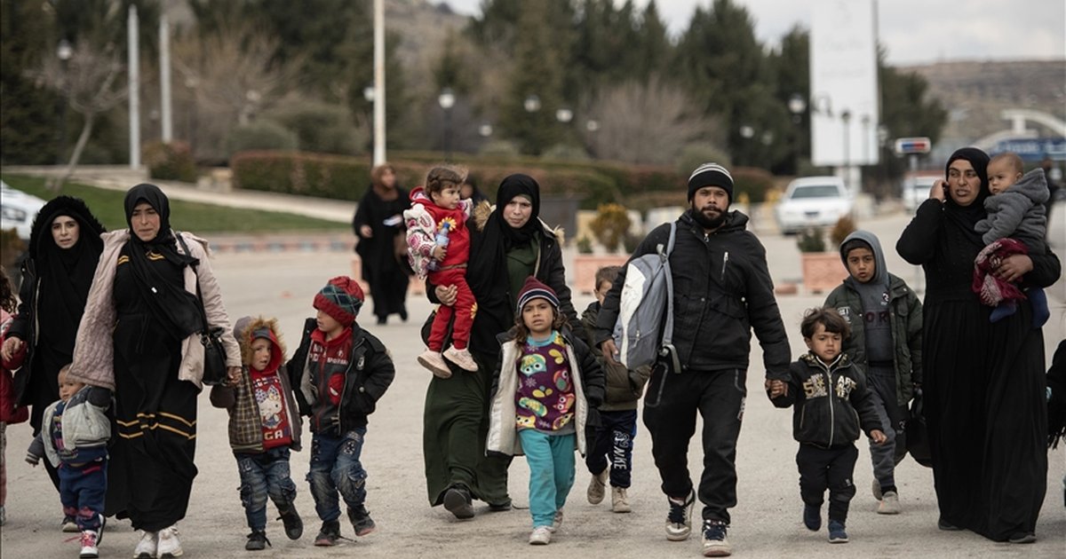 Lübnanlılar İsrail'in Beyrut'u boşaltma çağrısı sonrası bölgeyi terk ediyor