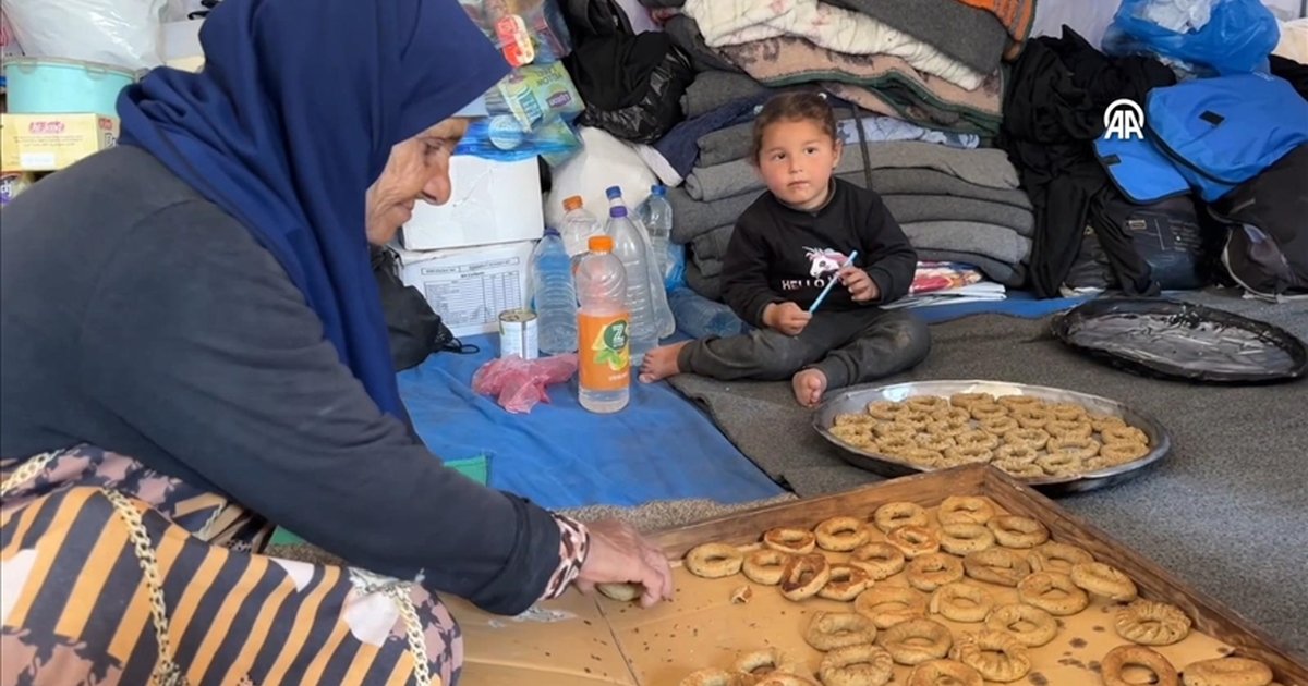 Gazze'de yerinden edilen aileler bayram çöreği geleneğini yaşatıyor
