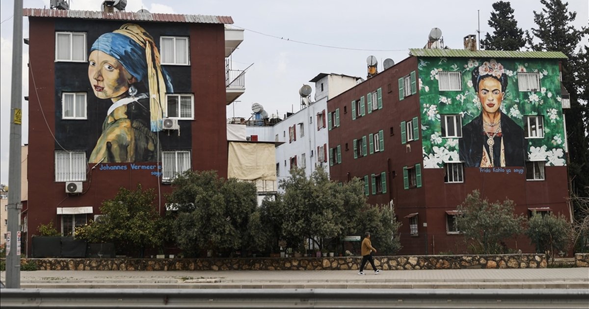 Mersin'de ressam eserleri binalara renk katıyor