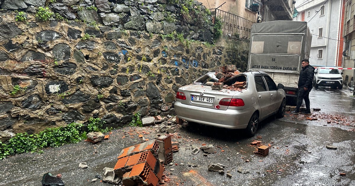 Kağıthane'de yağış sonrası bahçe duvarı aracın üzerine devrildi