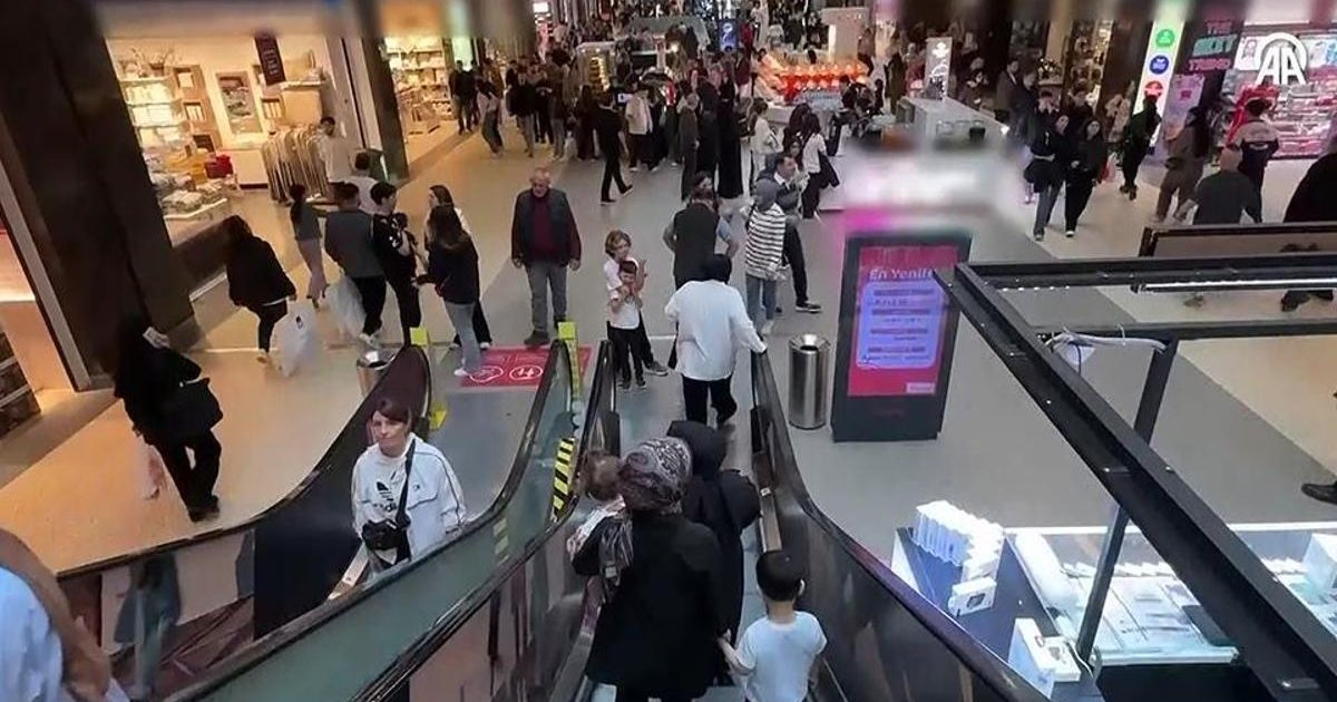 Ankara'da AVM'den yaş sınırı kararı