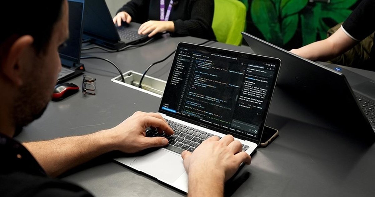 Yapay zeka küçük bilgisayar satışlarını artırdı