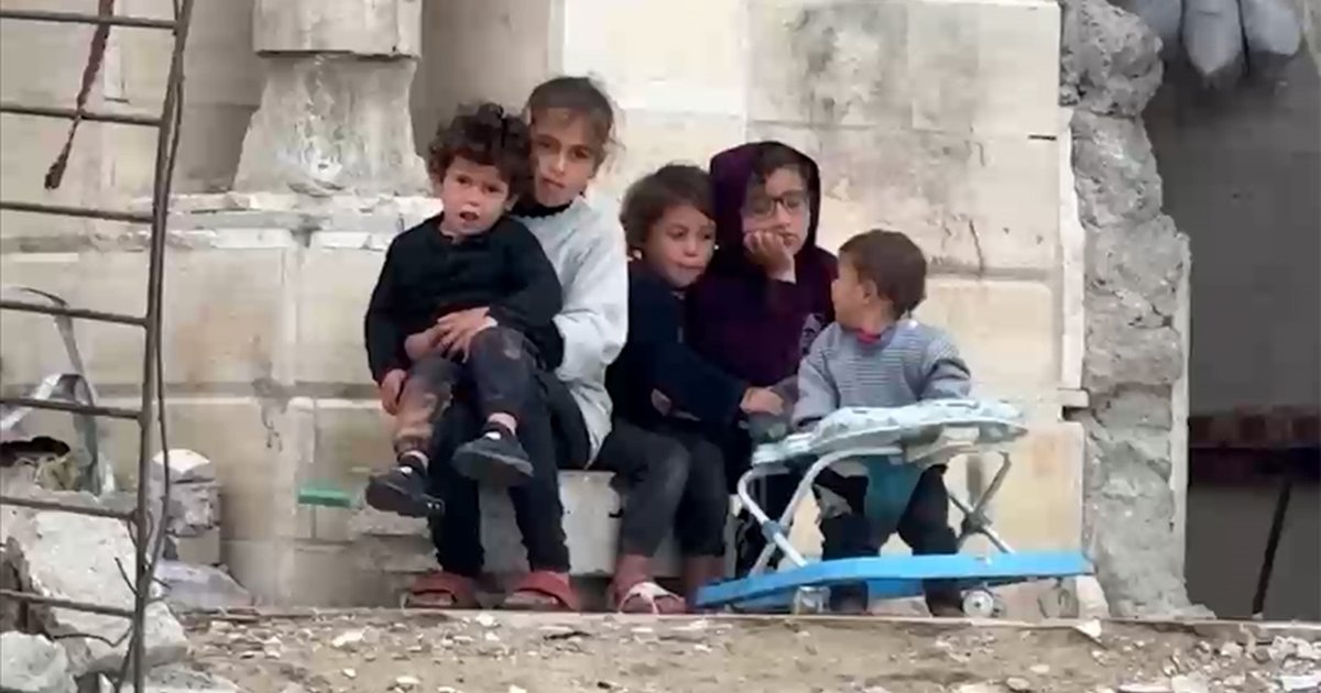 Filistinliler İsrail saldırısında harabeye dönen camide yaşam mücadelesi veriyor