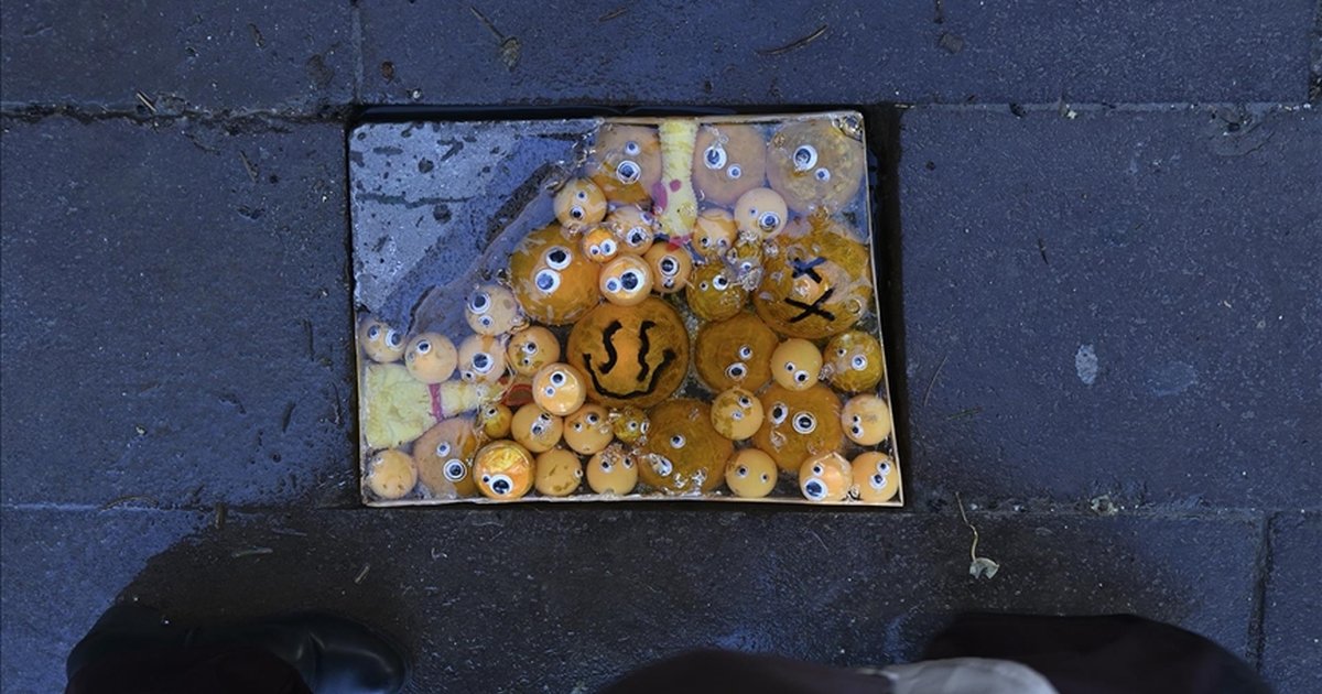 Kırık Kaldırım Taşları Sanata Dönüşüyor