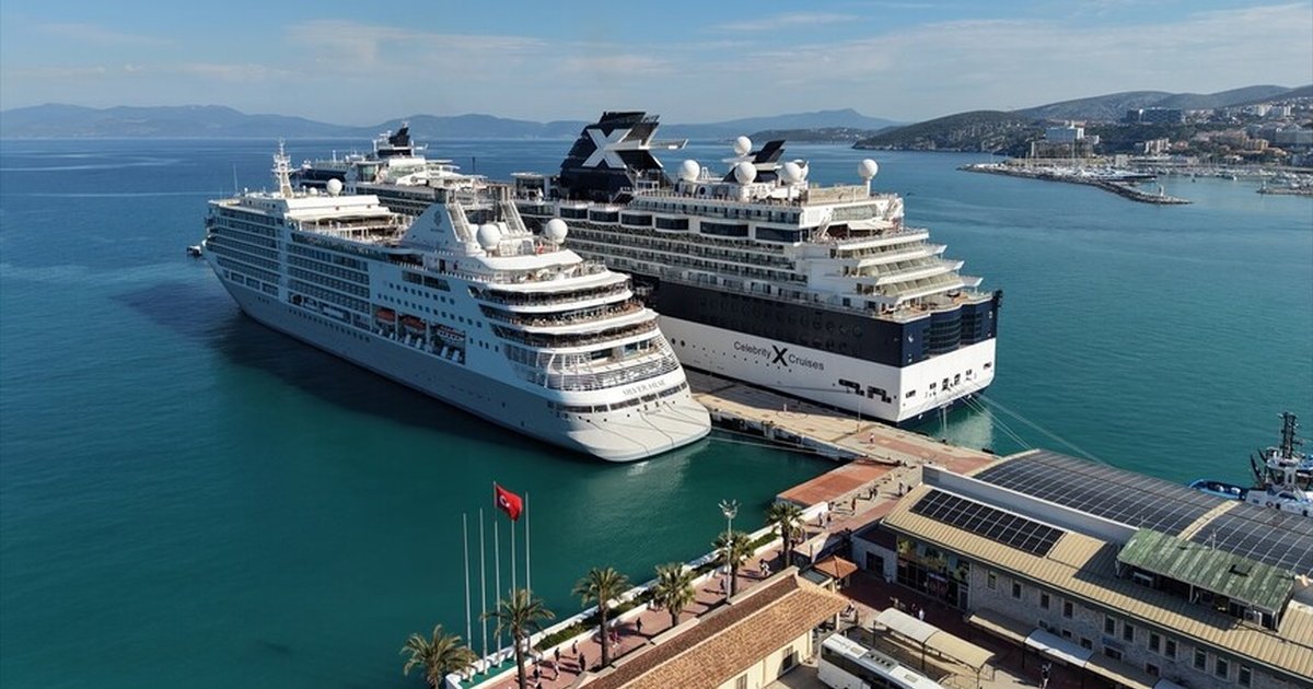 Kuşadası'na 2 kruvaziyerle 2 bin 723 turist geldi
