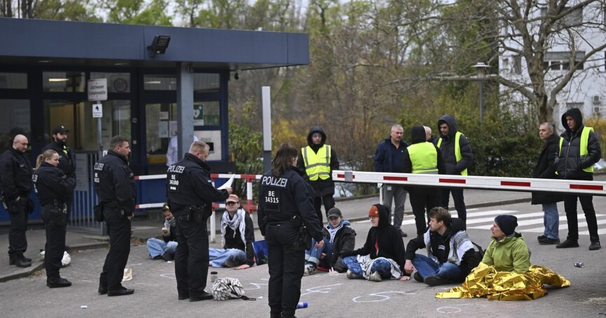 Berlin'de Rheinmetall şirketi İsrail'e silah sağladığı gerekçesiyle protesto edildi
