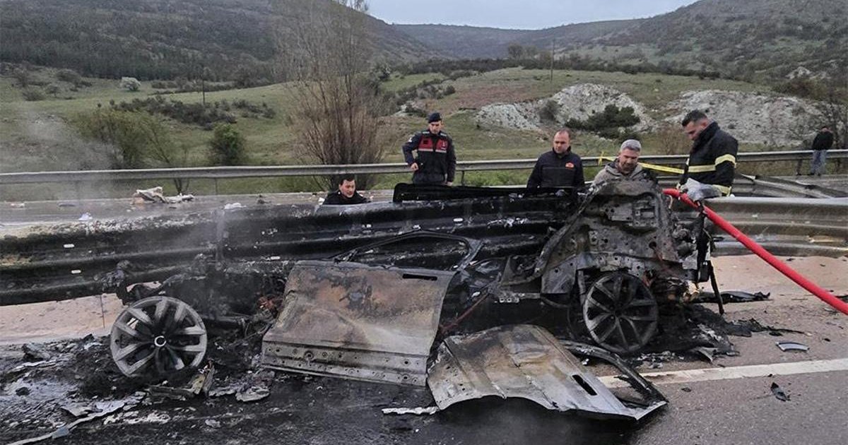 Bariyere çarpan otomobil alev aldı: 1 ölü, 1 yaralı