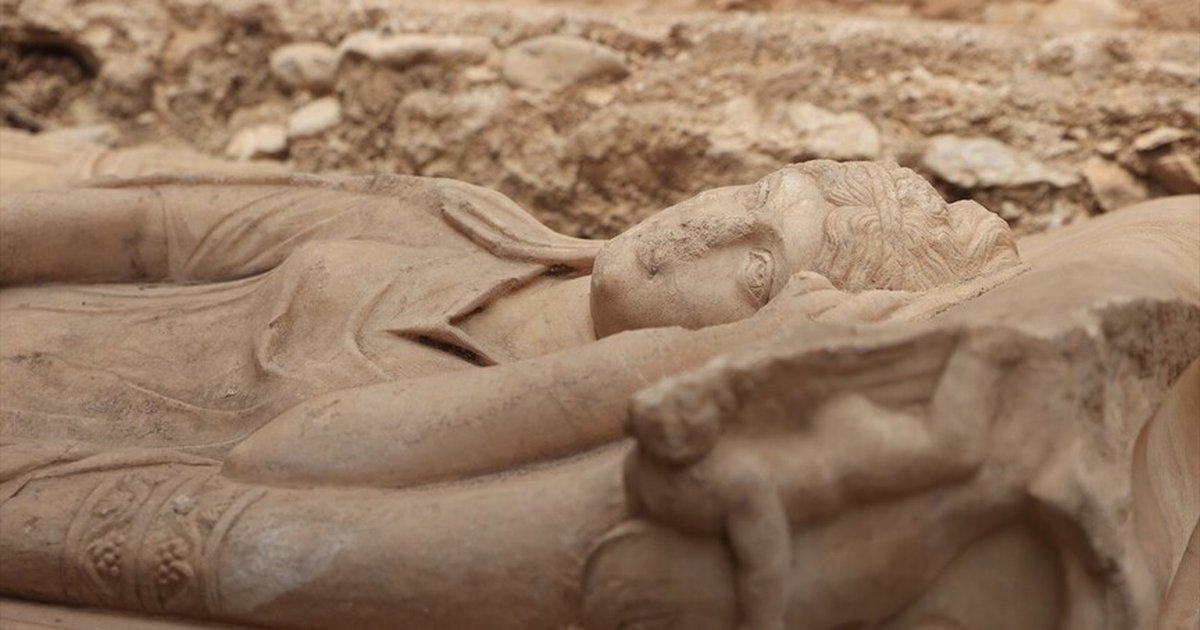 Olympos'ta aristokrat kadına ait anıtsal mezar bulundu