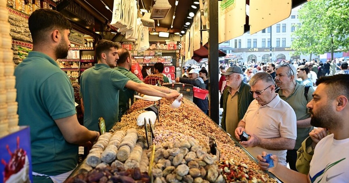 İstanbullular Bayram Alışverişi İçin Tarihi Yarımada'ya Akın Etti