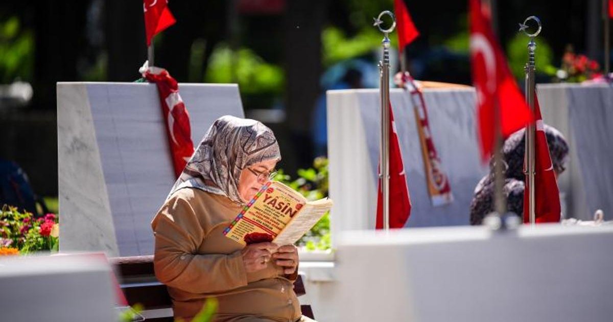 Şehit Aileleri Edirnekapı Şehitliği'ni Ziyaret Etti