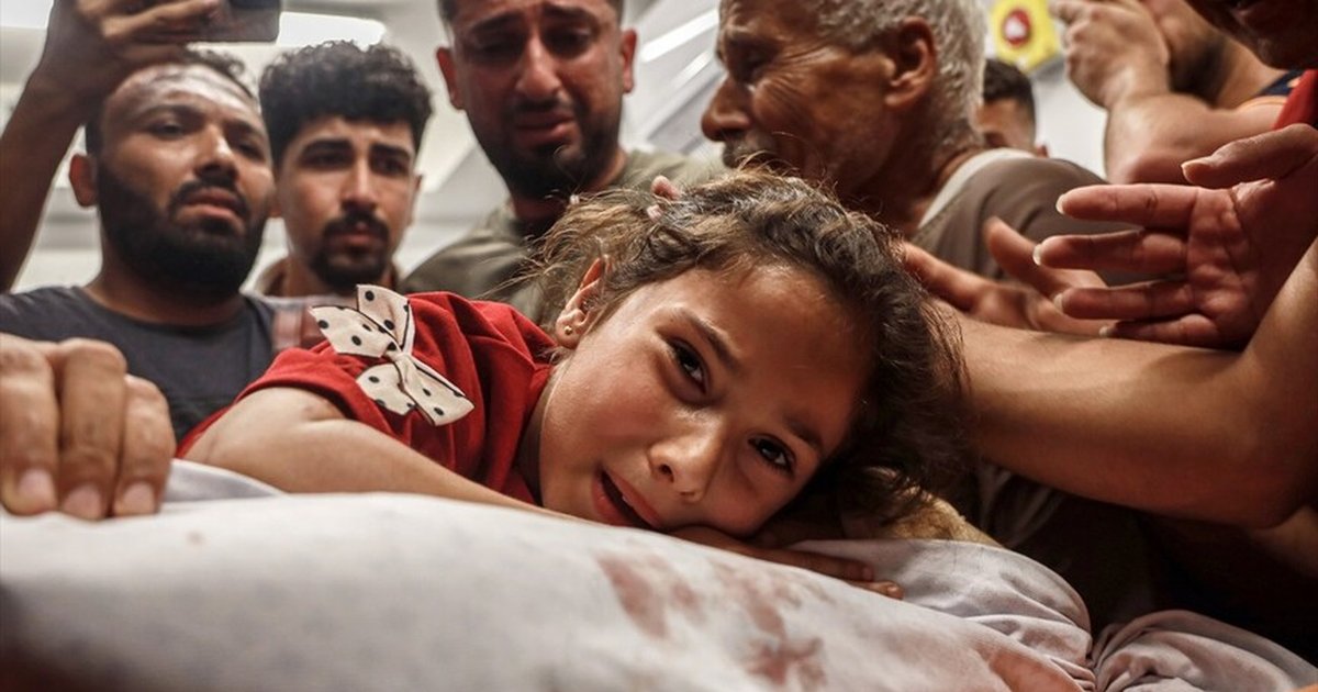Filistinli çocukların Gazze'de İsrail saldırısında ölen ailesine vedası