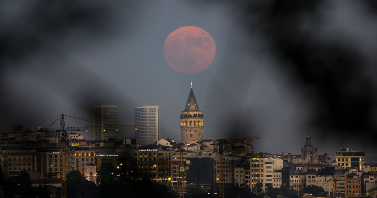 Çilek Dolunayı İstanbul manzarasıyla birleşti
