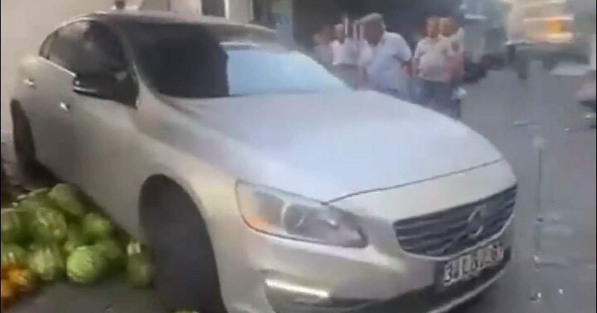 Pazar esnafının karpuzlarını otomobiliyle ezdi